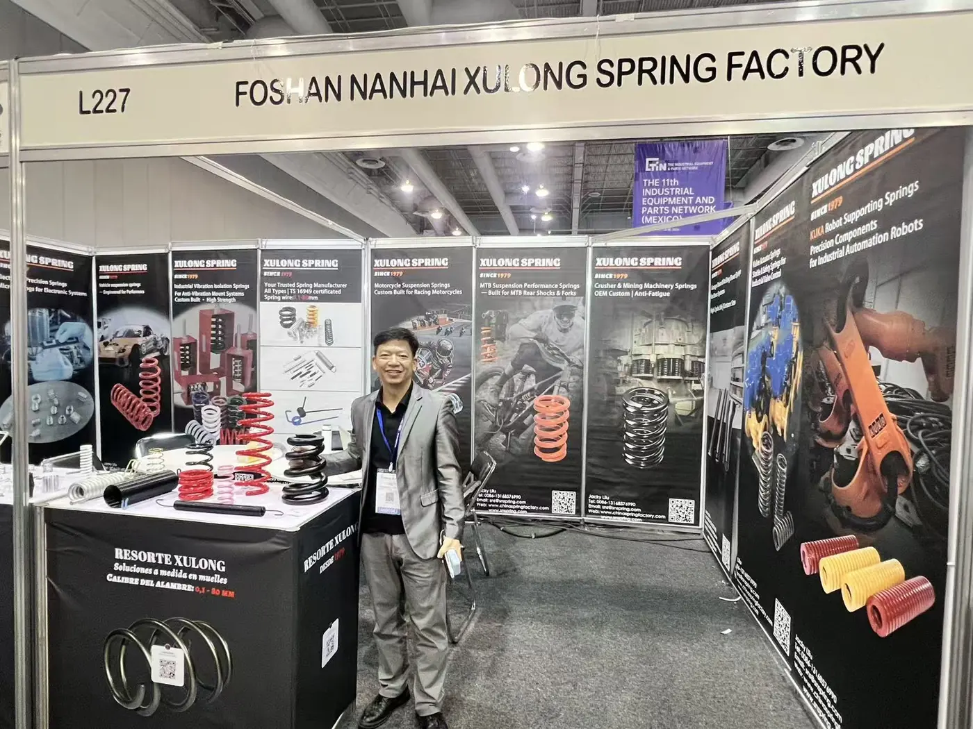 Стенд XULONG SPRING на международной выставке: переговоры с клиентами